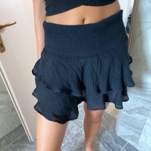 Kjol - Snygg kjol! Använd fåtal gånger! Skriv till mig om du vill köpa!