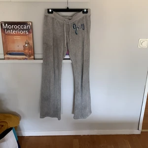 Juicy mjukis - Säljer ett par ljusgrå juicy mjukis i strl s  Fickor baktill , några små stenar har lossnat men inget man tänker på  Men därav priset  Frakt tillkommer med 66kr 