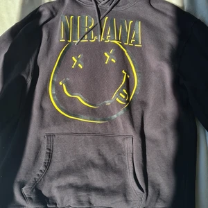 Hoodie nirvana  - Den är i ny skick och är använd max 3 gånger. Storlek s Köparen står för frakt