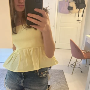 Tub topp zara💛 - Säljer min jätte fin tub topp från zara då den tyvärr är lite stor på mig som är xs. Använd endast en gång. Är i storlek m men passar även S💕 