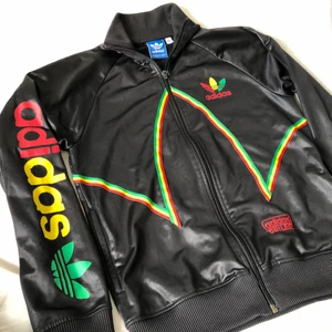 Adidas zip tröja rasta chile vintage - Adidas zip rasta chile vintage size small Bra skick.. 