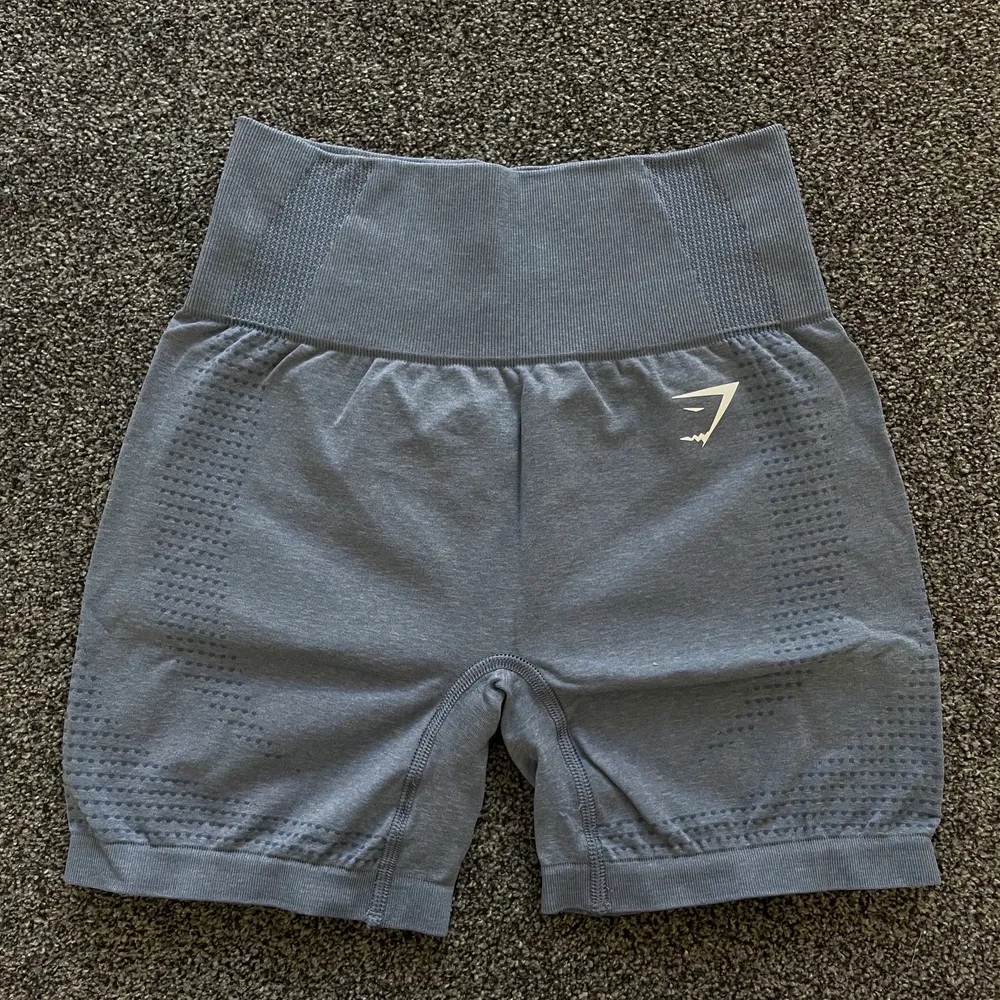 Min lillasysters shorts, likadana som ett par jag redan sålt, alltså inte samma som de andra!! Blåa träningsshorts från gymshark. Vital seamless 2.0 i färgen Blue Marl (slut hos gymshark) Använd fåtal gånger. . Shorts.