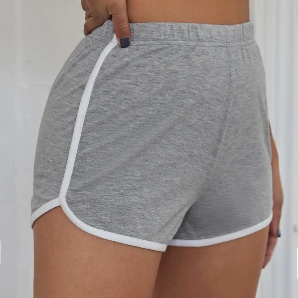 Ett par gråa mjukis shorts från hm i storlek xs, köptes relativt nyligen men har knappt blivit använda.. Shorts.