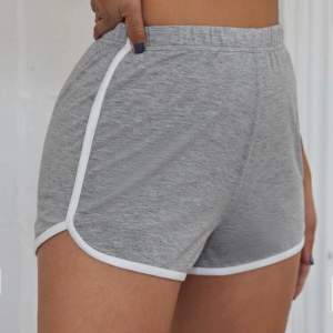 Ett par gråa mjukis shorts från hm i storlek xs, köptes relativt nyligen men har knappt blivit använda.