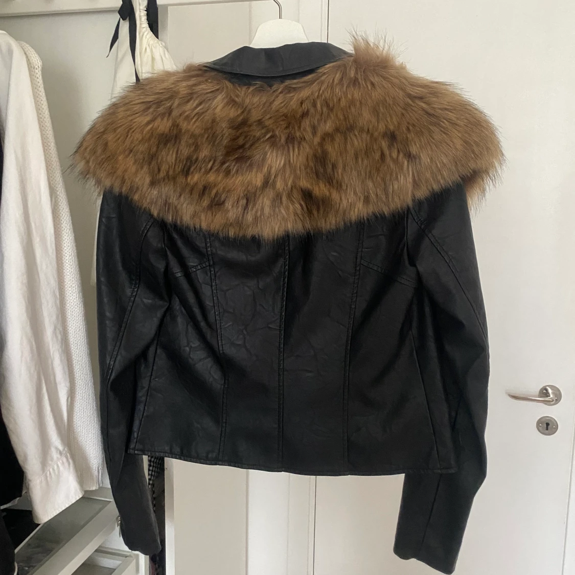 Skinnjacka Svart med Pälsdetaljer - 90