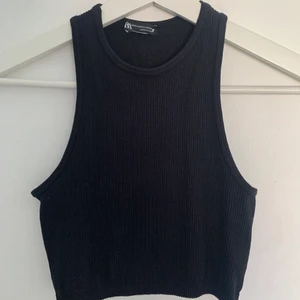 Croptop från zara storlek XS-S - Svart croptop från zara i storlek XS-S. Okej skick använd fåtal gånger.