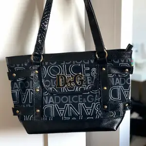  Säljer nu min favorit Dolce & Gabbana väska då jag vill köpa en ny💓 Köpt på secondhand, i nyskick!❤️‍🩹 skickar gärna fler bilder privat </3