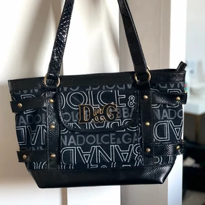 Dolce&Gabbana Väska  -  Säljer nu min favorit Dolce & Gabbana väska då jag vill köpa en ny💓 Köpt på secondhand, i nyskick!❤️‍🩹 skickar gärna fler bilder privat </3