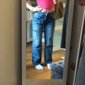 Zara cargo jeans - Cargo jeans ifrån Zara i storlek 36!! 150kr plus frakt, använda fåtal gånger 💞 