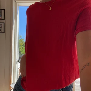 Röd t-shirt från NA-KD i strl S - Säljer denna röda t-shirt från NA-KD i strl S. Använd fåtal ggr och är i bra skick. Lappen är lite sliten (sida 3), men det är det enda. Köparen står för frakt!