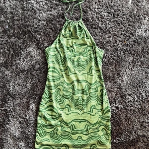 Halterneck klänning  - Öppen i ryggen och superfin, skriv för bild på etc 