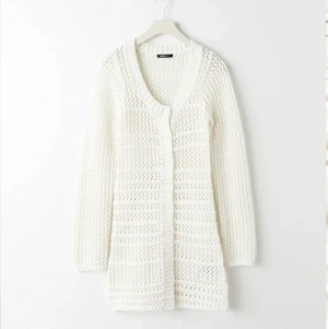 Klänning från Gina - En klänning från Gina Tricot köpt i våras. Den är genomskinlig så den är as snygg som strandklänning eller med nåt under. Säljer pga att den inte kommer till användning, endast testad. Skriv för mer info, frakt ingår inte!