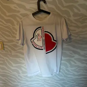 Monckler T-shirt 1/1 kopia 400kr 