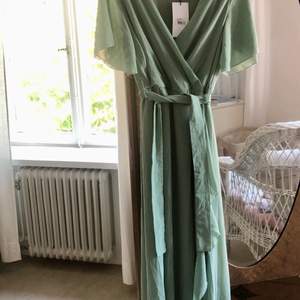 Vacker klänning från Sisters Point i härlig grön färg och med avtagbart skärp. Nyinköpt i år, aldrig använd. Jag köpte klänningen i två storlekar till ett bröllop och använde den mindre storleken. Storlek M
