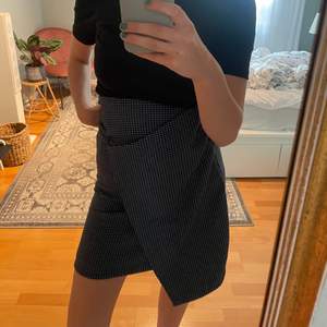 Jättecool Carin Wester kjol, storlek 34! Aldrig använd🌼 Ni står för frakten men jag kan mötas i Stockholm innerstad! 