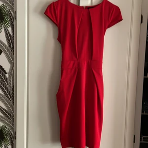 Klänning  - Fin kort röd klänning. 