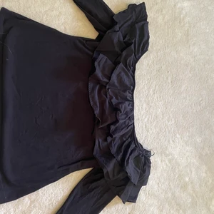 En svart tröja  - En off shoulder tröja från Hm 