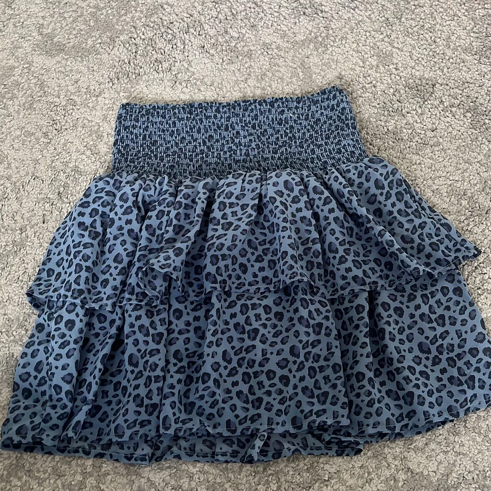 Säljer denna super söta volang kjol från Kappahl💕 jätte söt på sommaren . Kjolar.