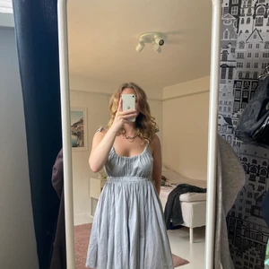 Linneklänning - Jättesöt grå linneklänning som jag köpt på second hand, men står den är ifrån only! Man knyter axelbanden så de kan justeras hur mycket man vill. Den passade tyvärr inte min stil.