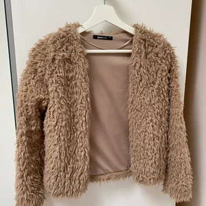 Fuskpälsjacka - En jättefin fuskpälsjacka från Gina tricot i mycket bra skick. 