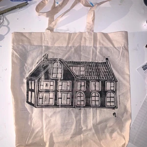 Tygväska med eget tryck   - Ett tryck jag gjort av linoleumplast på en vit och blå tygväska. Går att få på vilken färg på tygväska som helst, även med vitt tryck (som på bild 2). Påsen rymmer 10 liter. Handtagen är 67cm långa. Jag gör dessa efter efterfrågan! Tvättbar 40°