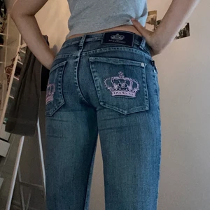 Victoria Beckham Jeans - vintage y2k victoria Beckham jeans i bra skick. köpte dom från en kompis men har inte kommit till användning. dragkedjan längst fram är sönder men kan lätt lagas. köp direkt för 1500 kr + frakt eller lägga bud