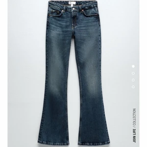 Zara jeans  - Säljer dessa snygga slutsålda bootcut jeans från Zara. Lapp finns kvar, aldrig använda. 