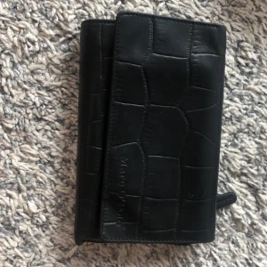 Plånbok  - Superfin plånbok som jag ärvde från min mamma . I bra skick och finns många fack som man kan lägga sina ägodelar i . 