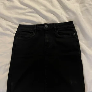 svart kjol  - Helt ny svart kjol från Vero Moda, perfekt nu på sommaren✨