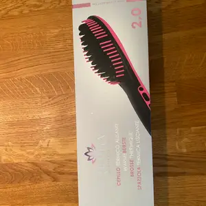 Sutra 2.0 heatbrush ”plattång”. Svart och rosa. Helt oanvänd och aldrig upptagen ur förpackningen. Nypris 1500kr, jag säljer för 800kr. Bud går att lägga, samt pris kan diskuteras.