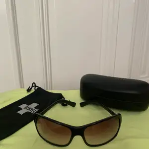 Beryll svarta solglasögon med tonade glas och original glasögon skydd påse och fodral knappt använda och säljes till högstbjudande och i mycket gott skick för 500 kr. Nypris ligger på 2900kr.