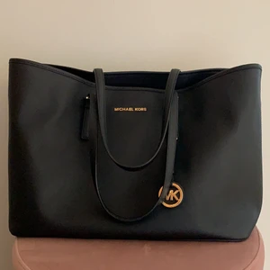 Michael Kors Jet Set Travel Bag - Säljer denna fina väska från Michael Kors i modellen Jet Set Travel Bag. Väskan är köpt på NK i Göteborg.  Den är använd men är i bra skick. Storlek: H: 28 cm, L: 47 cm, Vidd: 15 cm. Till väskan tillkommer det en dustbag. 