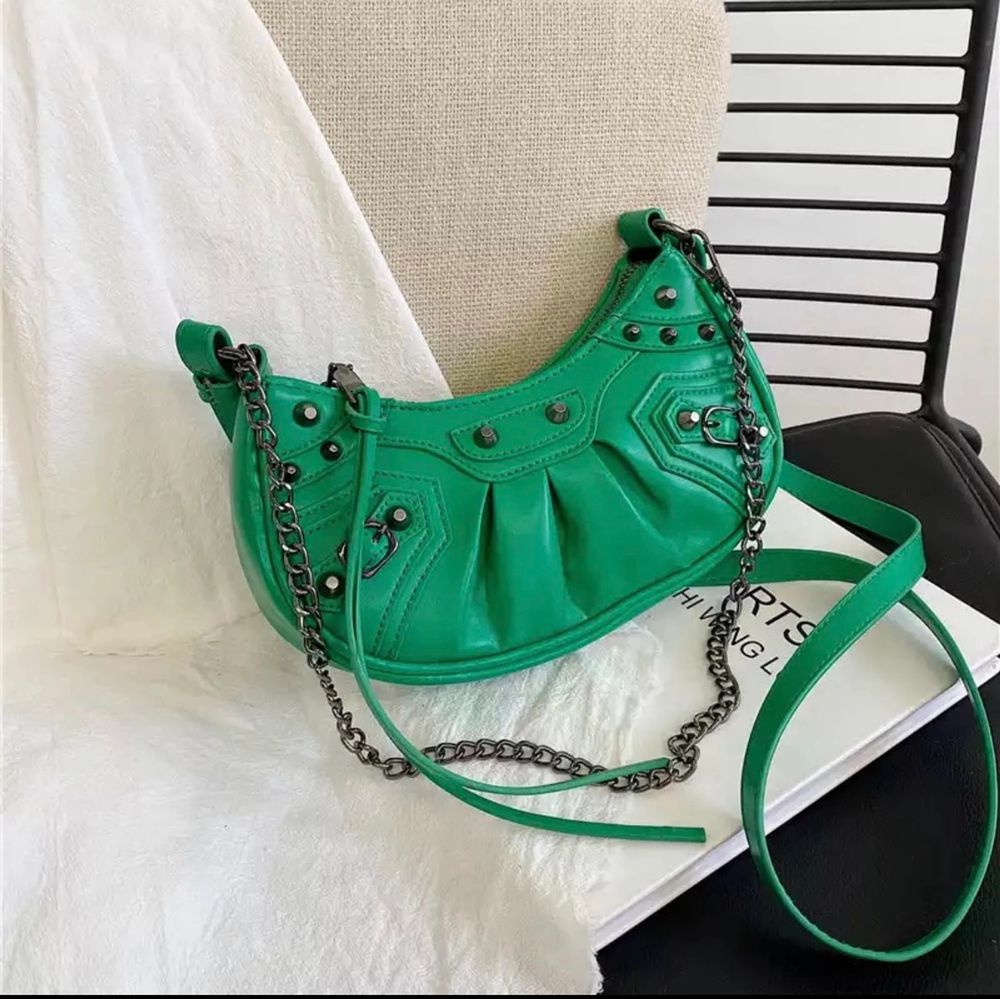 Såå jättesnygg balenciaga liknande väska som funkar hur bra som helst i sommar! Skriv gärna ifall du är intresserad och vill ha fler bilder💞 Säljer likadan väskor i andra färger i profilen! beställningsvaran tar ungefär 14 dagar att komma!🤍 Policy i bio💞. Väskor.