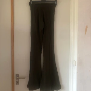 Gröna disco byxor - Oanvända Mörkgröna disco byxor. Passar om man är 170 cm eller längre, säljer för de är för långa för mig. Strechig tyg. Jag tar helst Swish och skickar efter mottagning betalning. Ej intresserad av byte. 