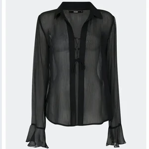 Blus Bikbok - Fin blus från Bikbok.  Nyskick, använd 2 gånger.  Nypris 359 kr Köparen står för frakt😇