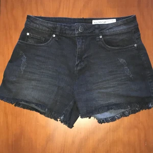Svarta shorts i nyskick! Stl 36 - Knappt använda så i väldigt fint skick! 