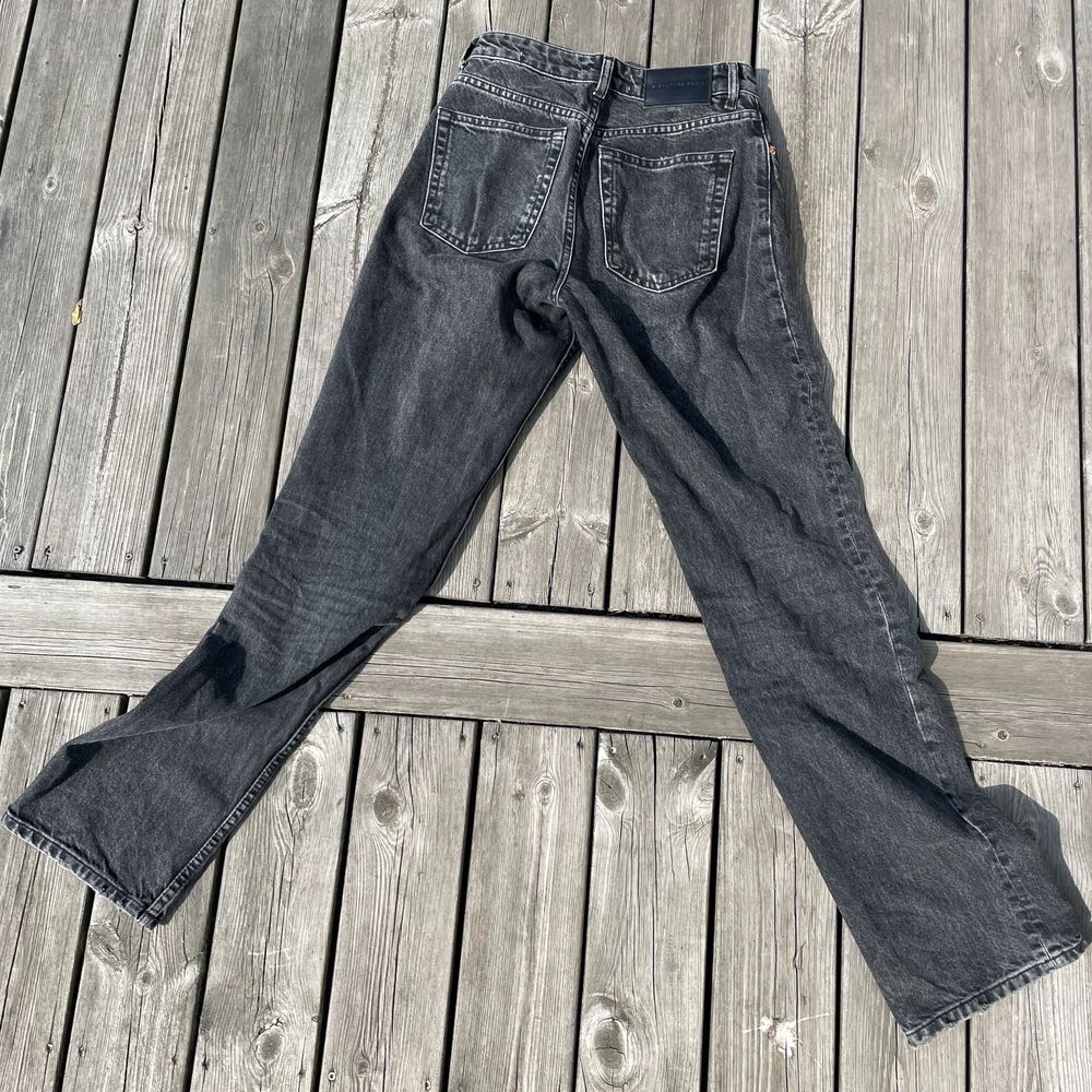 Zaras midwaist straight jeans i svart. De är i fint skick i strl 34. . Jeans & Byxor.