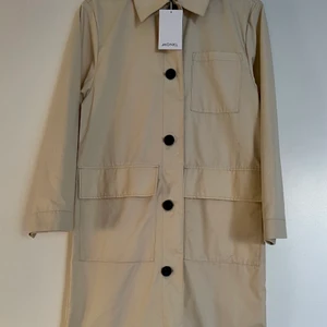 Vitt kappa - Helt ny kappa från MONKI. Lappen sitter kvar. Ny pris 600kr. Säljer pga garderobrensning. ✨Först till kvarn💘💘