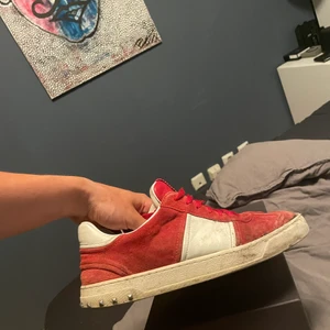 Valentino flycrew - Tja! Säljer mina valentino flycrew skick 6/10 limmat lite på framsidan samt smutsiga men går såklart att tvätta