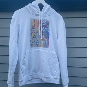 THE COOL ELEPHANT - En jättefin och somrig hoodie!! Säljer pågrund av för lite användning då jag har många!  Hoodien är väl använd och god omhändertagen, den har sina små defekter men absolut inget som stör mig!  Budgivning startar på: 50kr