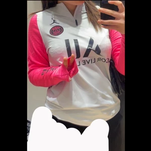 Psg tröja - Hej, jag säljer min psg tröja för 700 elle skulle vilja byta ett par mot ett par vita juciy byxor💗 de är storlek s men sitter som xs och den är jätte fin på💗