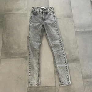 gråaMollyjeans från ginatricot  - Jag säljer dessa mollyjeans i storlek S, dom är i nyskick och bara använda ett fåtal gånger. Dom köptes för 300kr och säljs nu för 150kr. Skriv vid intresse!💗 Frakten är ungefärlig, kan tillkomma eller dras av några kroner! Står ej för postens slarv!   