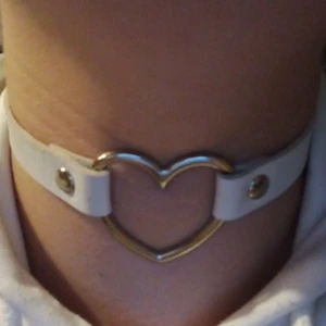 Choker - Vit choker med ett hjärta 