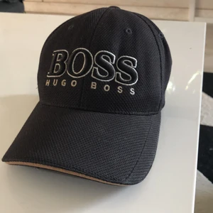 Hugo boss keps - Säljer min Hugo boss keps i använt skick därav priset hör av er vid intresse 