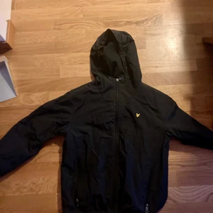Lyle & Scott Windbreaker jacka - Lyle & Scott Windbreaker jacka. Snygg och skön jacka. 8/10 skick. Dm för mer bilder 