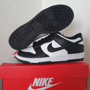 Nike Dunk Low "Panda" - WTS Nike Dunk Low GS "Panda" Storlek: US 7Y | EU 40 | 👟 BIN: 1999kr Skick: 10/10 DS Kvitto följs med! Bör passa EU 39 också.