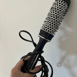 Värmeborste  - Använd få gånger. Funkar helt felfritt. Jättebra för att forma längderna på håret eller att forma sitt lugg. 