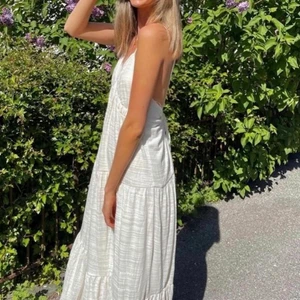 bikbok maxiklänning - endast använd en gång, annars helt oanvänd! får ingen användning av den så säljer den 😊