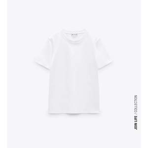 Säljer en vanlig vit t-shirt från Zara. Storlek L, men är liten i storleken så skulle säger mer som en S/M. Köparen står för frakten! 