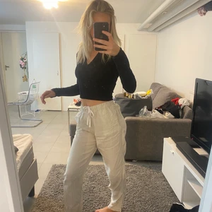 Linnebyxor - Ett par skit fina linnebyxor i lite mer grå/beige färgen som ni ser på bilden, köpa på H&M i storlek S, säljer pågrund av att dom är lite för korta i min smak, är 170cm!! Kan knyta snörerna hur du vill och dra åt i midjan !!💕